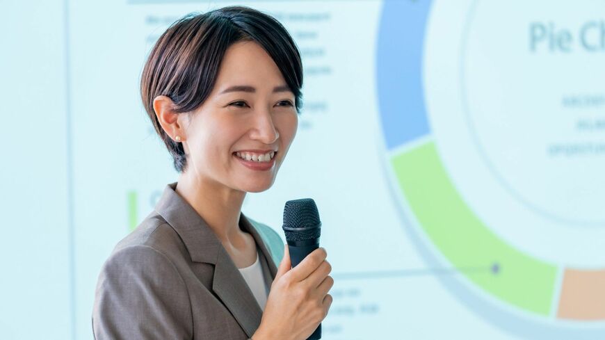 「相手に与える印象の4割を『声』が占めている」この衝撃の事実をご存じでしたか？（写真：mits／PIXTA）この記事の画像を見る(◯枚)