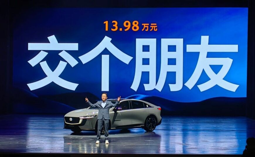 「友達価格」として13.98万元の価格を強調する長安マツダ販売会社の呉旭曦副総経理（筆者撮影）