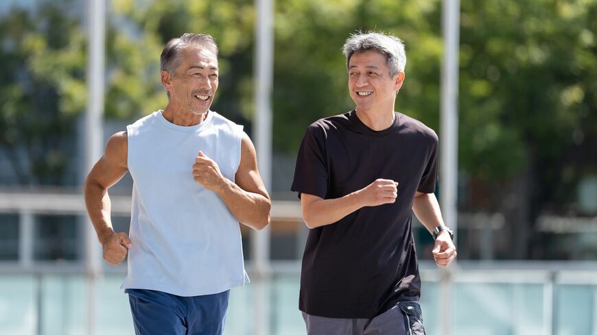 体力作りに励む男性