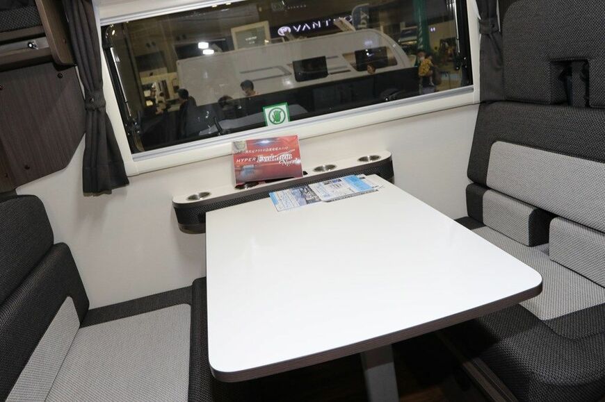 ナッツRVの展示内容と、クレア5.3WのデティールおよびハイパーエボリューションNEOの説明（筆者撮影）