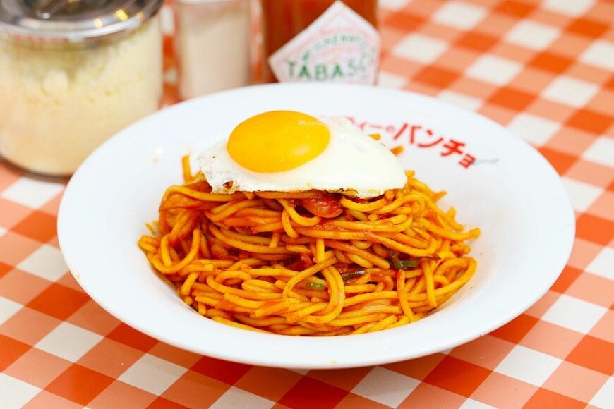 パンチョのナポリタンメガ盛り（600g）目玉焼きトッピング（撮影：今井康一）