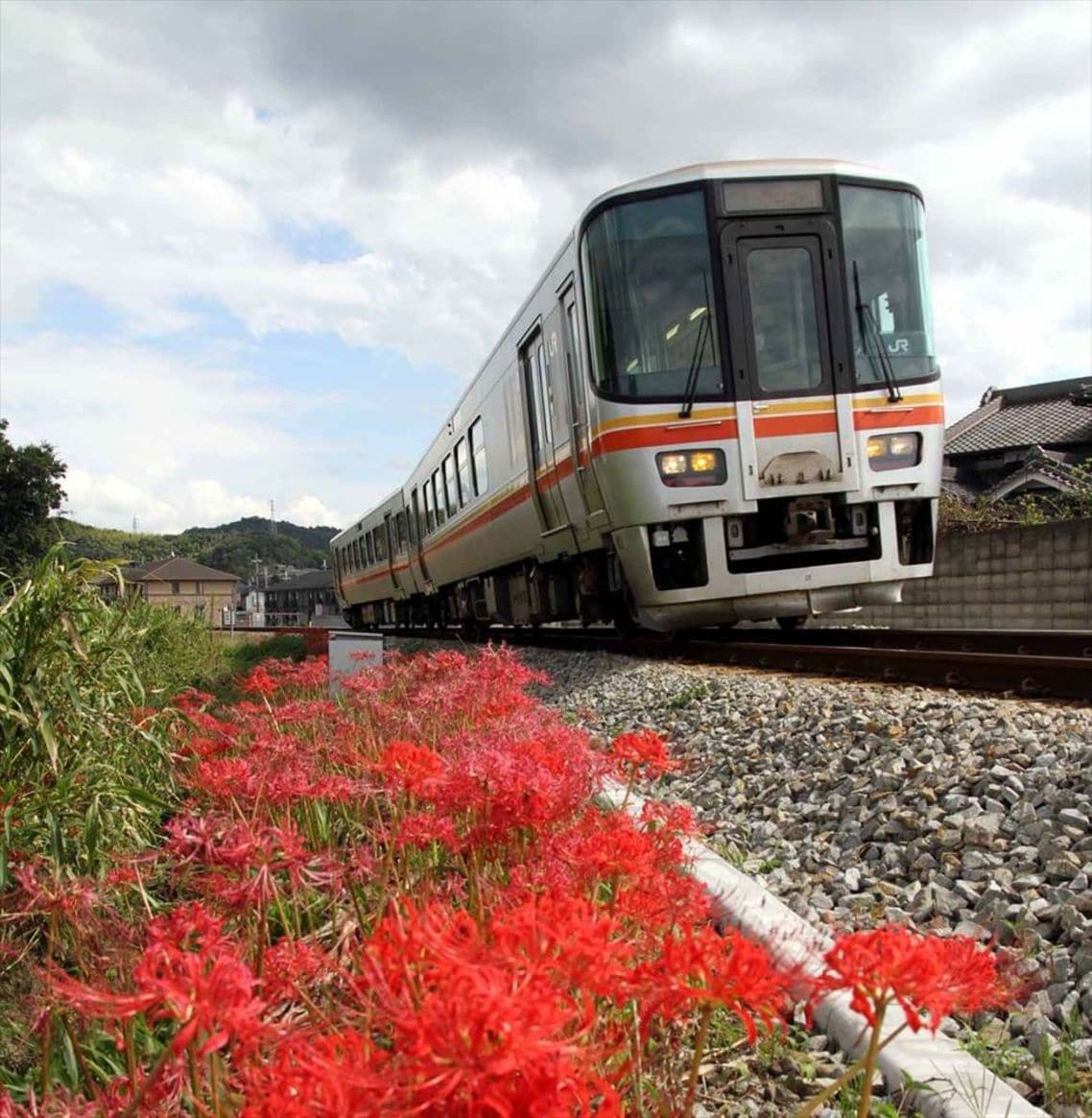 姫新線の龍野駅付近を走る列車（現在の車両）