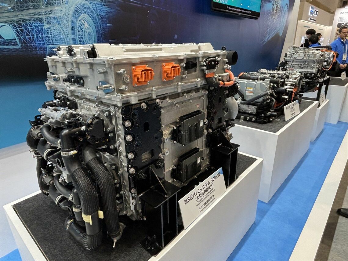 トヨタが展示した第3世代燃料電池システム（筆者撮影）