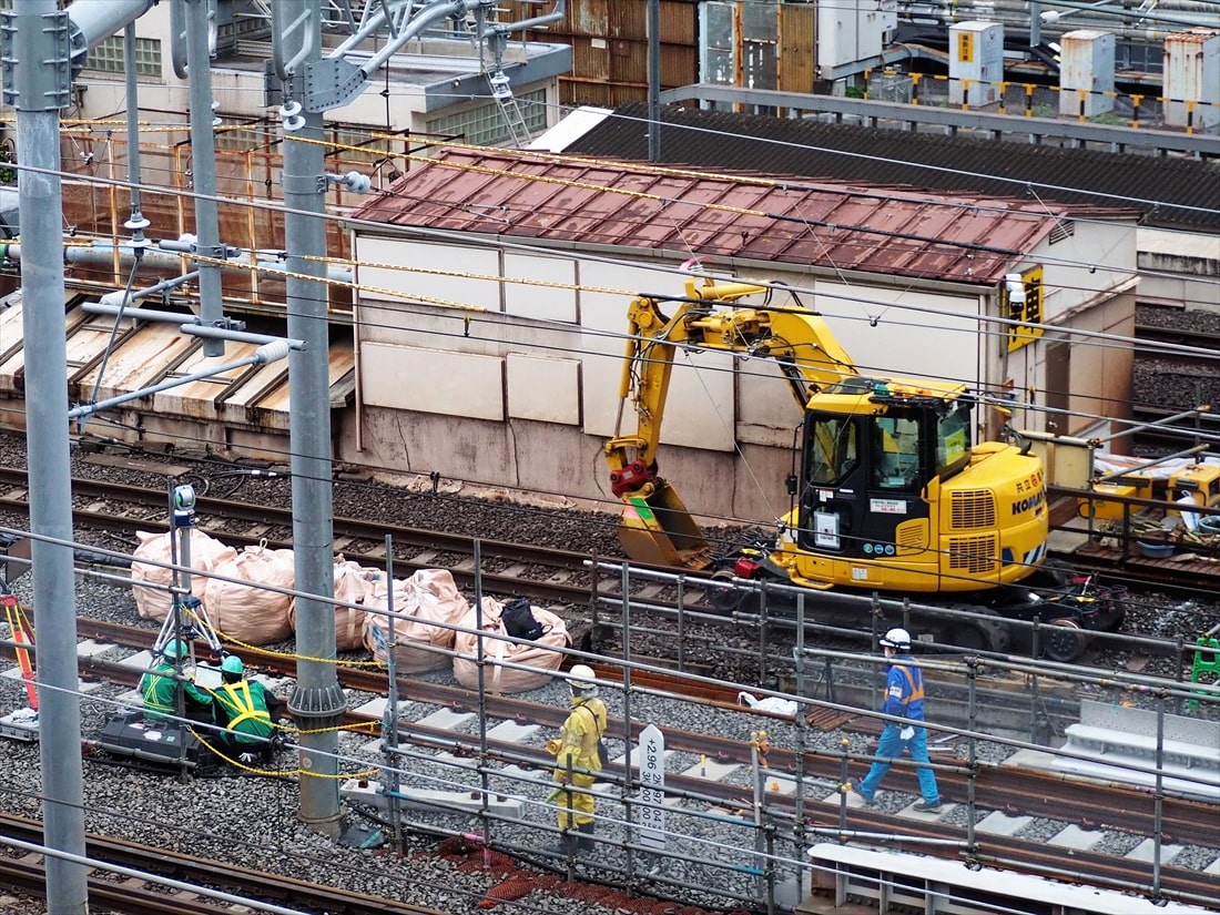 線路上を走る重機「軌陸車」は計26台が活躍した（記者撮影）