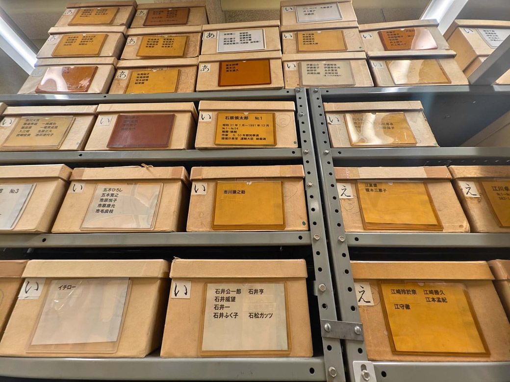 データ管理センター奥の書架