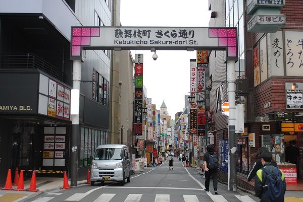 風俗店など、さまざまな店が集まる（写真：筆者撮影）