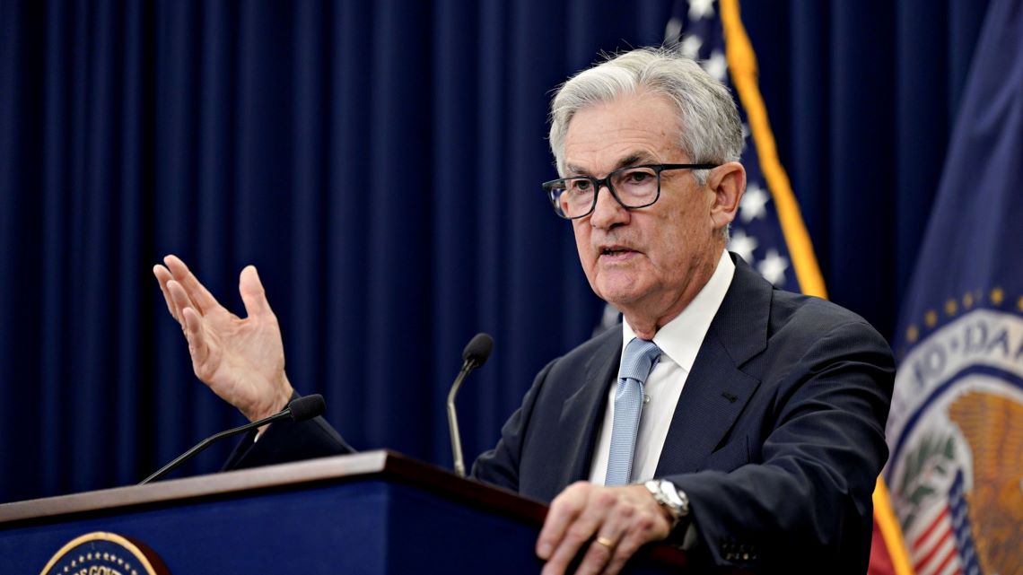 アメリカの金融当局は今後も難しい対応を迫られそうだ。だが、銀行破綻などがあっても同国の株価が今後も大幅な下落を免れそうな理由とは？（写真：ブルームバーグ）