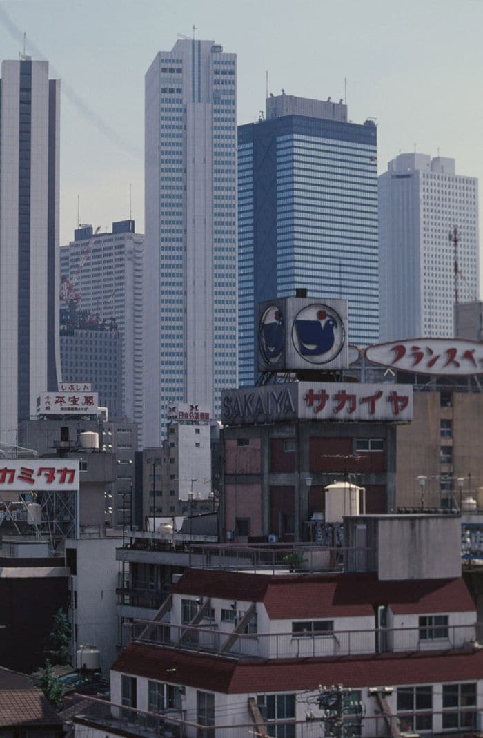 高層ビルと古いビルが混在する新宿の街並み（写真：1978年、豊永邦男撮影）