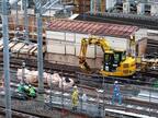 線路上を走る重機「軌陸車」は計26台が活躍した