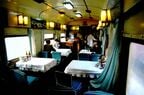 昆明―河口間車両に連結された食堂車の車内