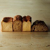 食感の違う３種食パンとカンパーニュ（写真：プラスプレ提供）