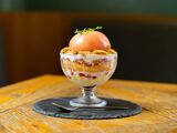 桃がごろっと乗っているピーチネストパフェ