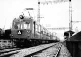 高幡不動駅1番線の東八王子（現在の京王八王子）方面行きの「2000系」。1957年に登場した当時の最新鋭車両だった＝1958年4月22日（写真：京王電鉄）