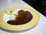 トッピングの種類が豊富な玉造カレー（800円）。常連客の意見をもとに味を仕上げた名物メニュー（筆者撮影）