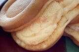 スフレワッフルDeli たまご。ワッフルの甘さとたまごサラダフィリングのほどよい塩味のコントラストが絶妙（筆者撮影）