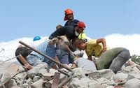 イタリア中部地震死者250人、懸命の救出作業