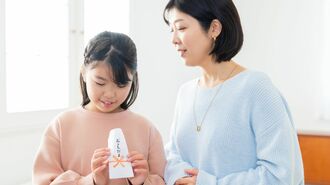 お年玉をもらう小学生