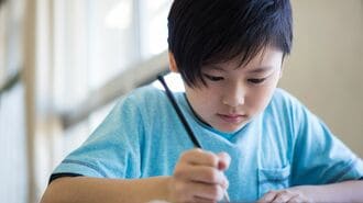 船橋市立坪井小学校の峯友明校長と萩原直之先生に聞いた｢失敗恐れる優等生｣に効く､うまい殻の破り方