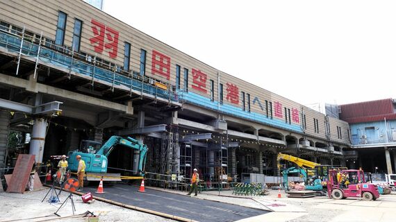 2023年時点の京急品川駅 高架下で工事進行中