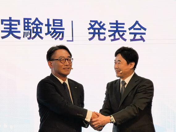 JR東日本喜㔟陽一社長(左)とKDDIの松田浩路社長