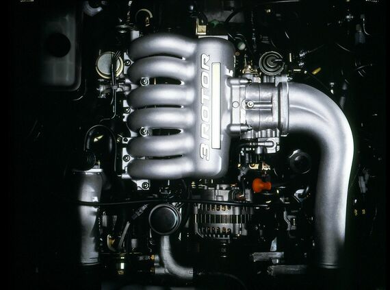 国産エンジン最強の馬力と12気筒に匹敵するなめらかさを謳った3ローターの20Bユニット