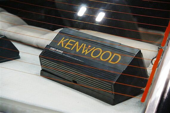 最近ではなかなか見かけなくなった、KENWOODのボックススピーカー