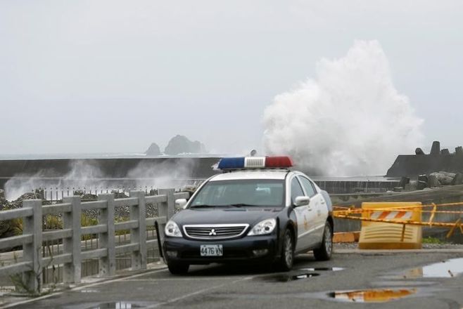 台風1号が台湾上陸､1.5万人以上が避難