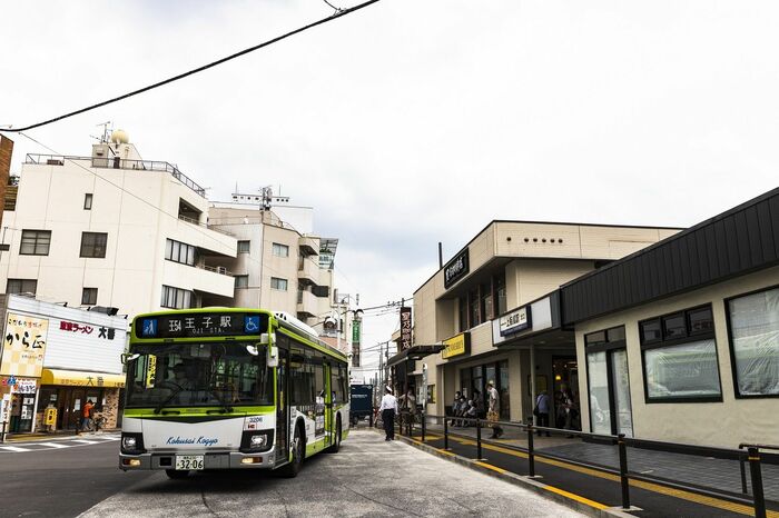 上板橋駅北側の狭いロータリーでは誘導員の指示で