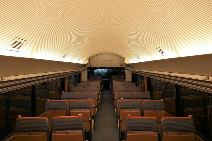 新宿寄りの先頭車の車内