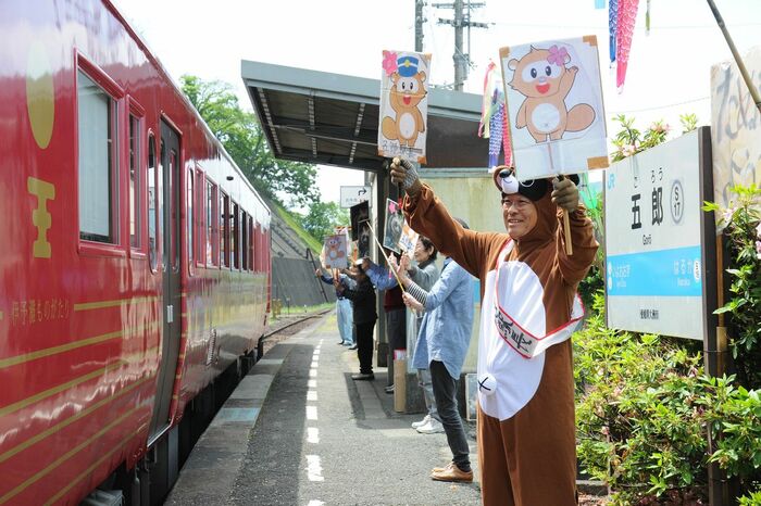 五郎駅で「伊予灘ものがたり」を出迎える住民