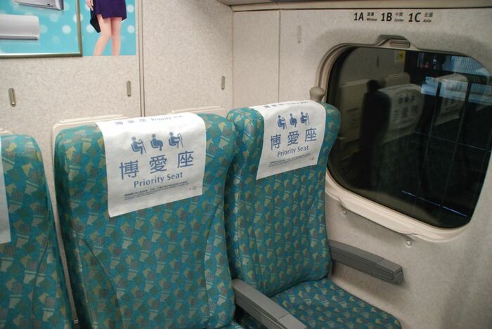 「博愛座」と呼ばれる優先席