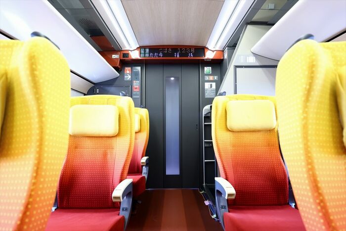 普通車内の通路とデッキへのドア