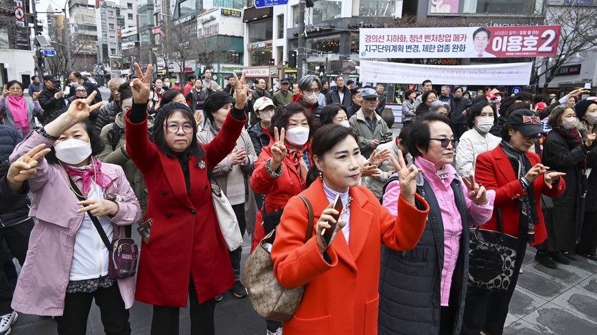 2024年3月28日、韓国の総選挙が始まった。ソウル市で韓国与党「国民の力」の支持者たち（写真・共同）