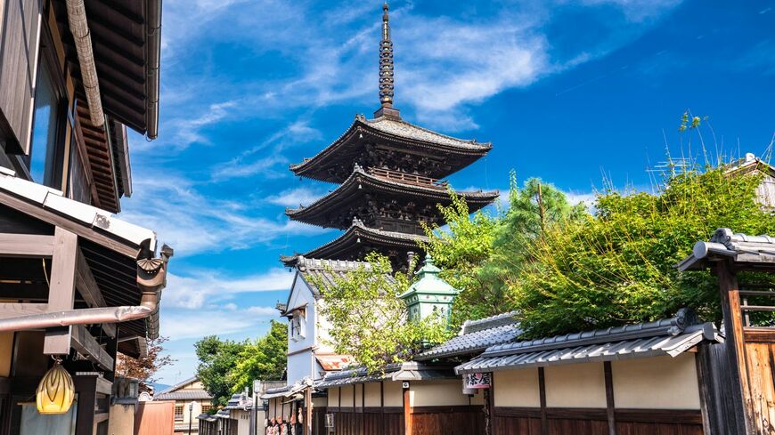 顧客離れを懸念し、大幅な値上げに踏み切れず悩んでいる経営者の方は多いのではないでしょうか（写真：まちゃー／PIXTA）