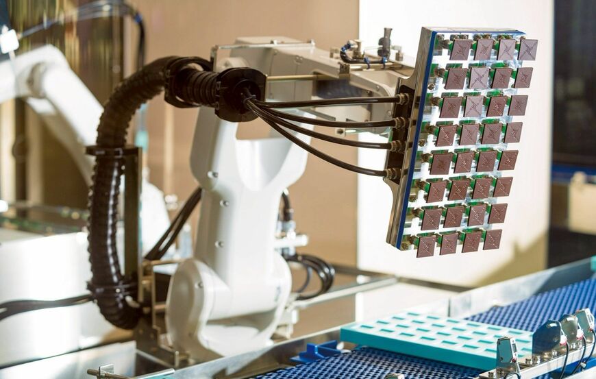 チョコレートの製造工程を間近で見ることができる（写真：ロイズコンフェクト提供）