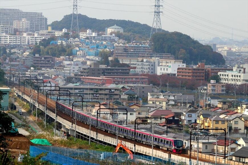 相模原線を行く5000系。多摩の丘陵地帯を走る相模原線は本線とは違う趣がある（撮影：南正時）
