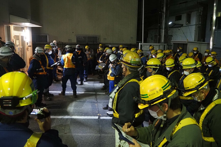 夜間作業を前に、工事事務所で点呼が行われる（筆者撮影）