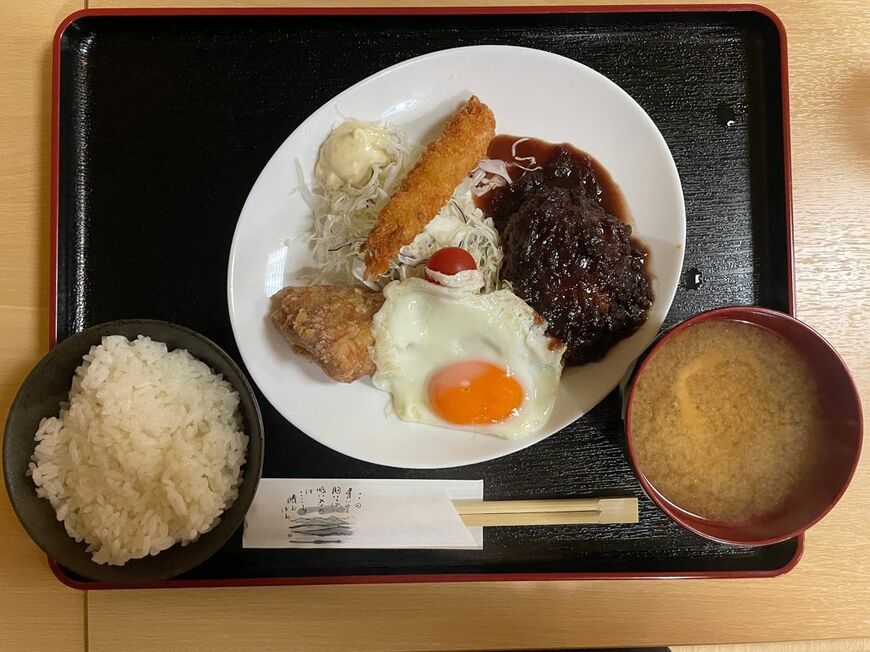 トランペット講師のyoshiさん推しの「居食屋 おかえり」の人気メニュー「Bランチ（1100円）」。ボリュームたっぷり、手捏ねのハンバーグが美味、ご飯おかわり一杯無料！（筆者撮影）