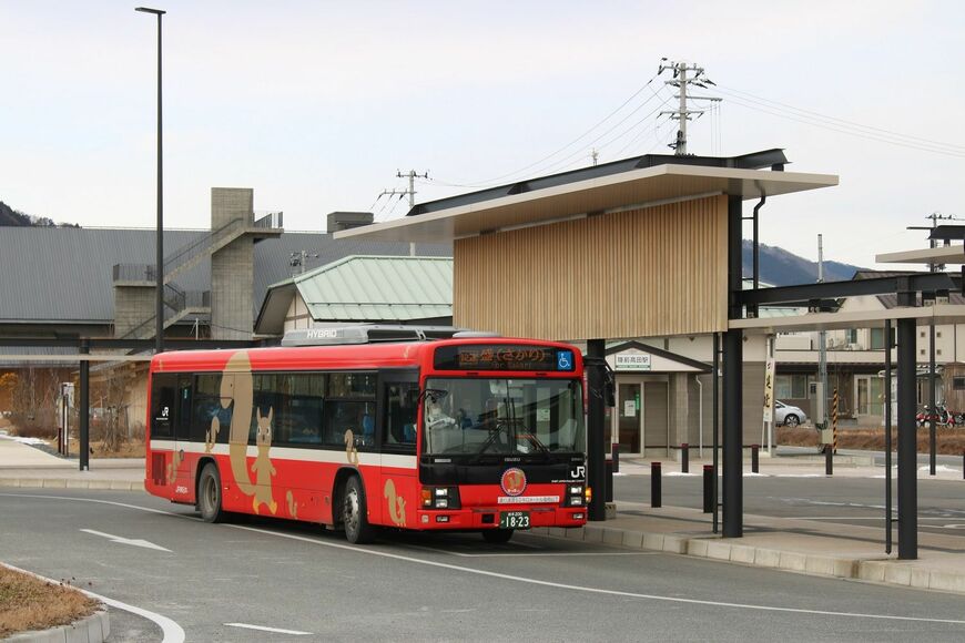 陸前高田駅に停車中のBRT快速便（筆者撮影）