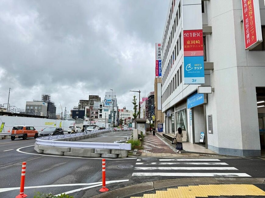 東岡崎駅前の街並み