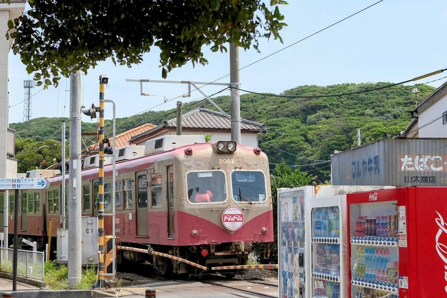 銚子電鉄とドムドムハンバーガーの異色なコラボ列車（写真：筆者撮影）