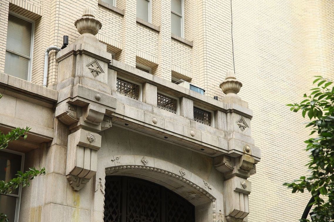 建物側面の装飾は、かつてあった入口の名残