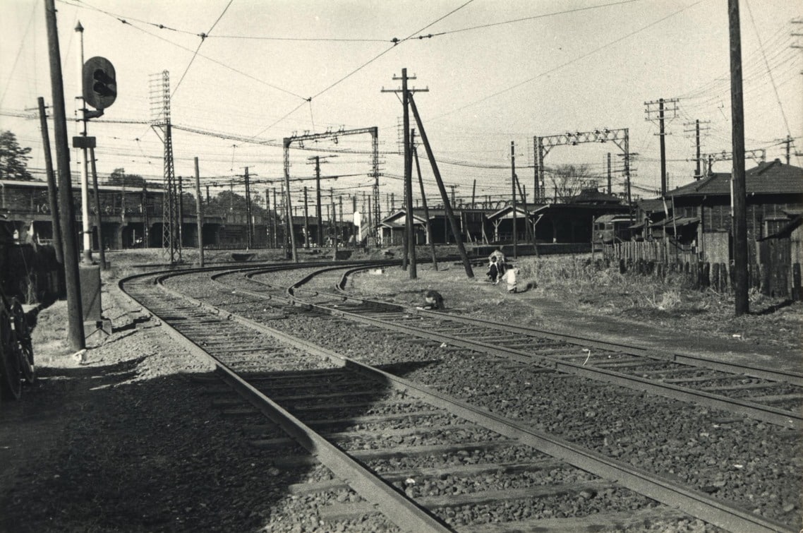 京浜電鉄と海岸電軌の連絡駅だった総持寺駅。左奥の高架上