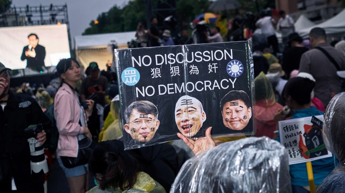 抗議する台湾市民