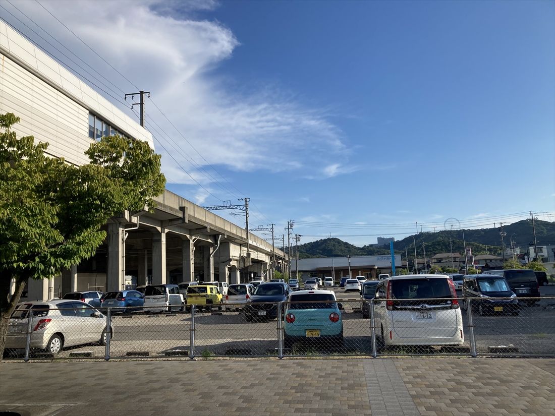 児島駅西側の駐車場