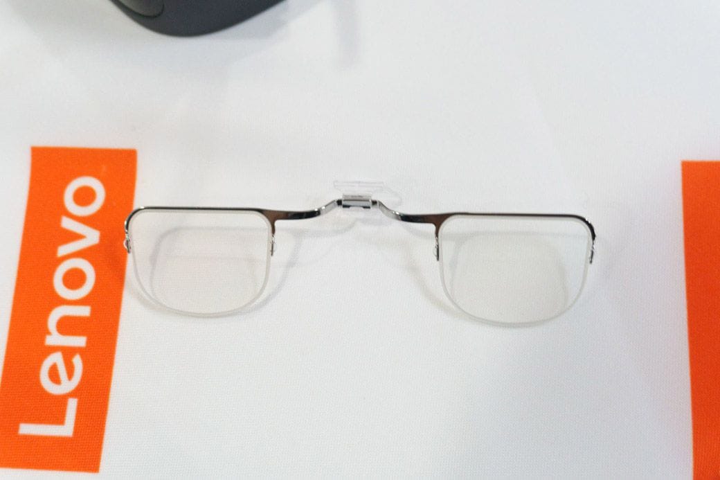 近視や遠視の人は度数調整用のサブレンズを眼鏡店で加工してもらうことで対応できる（筆者撮影）