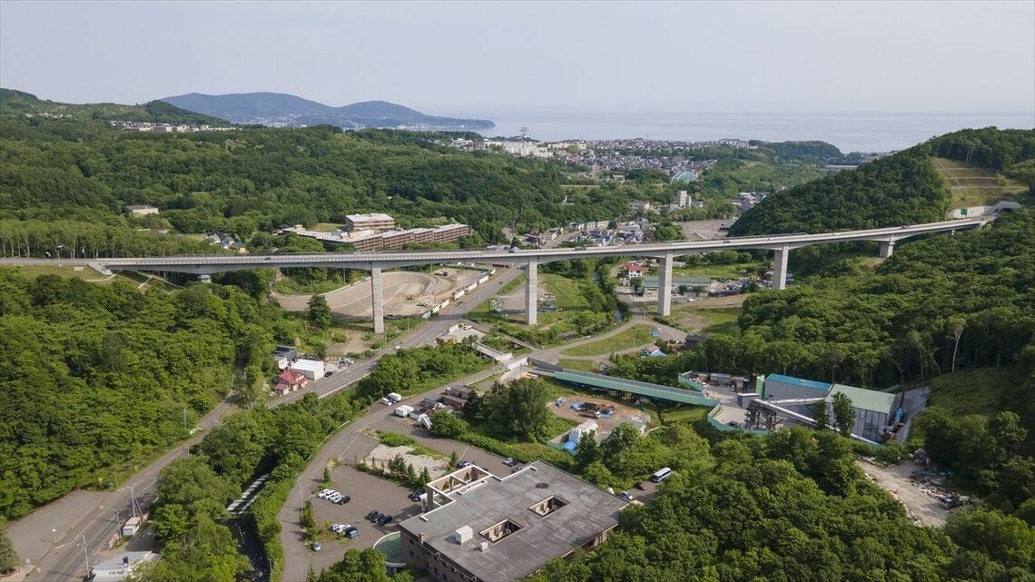 後志自動車道「朝里川橋」の遠景（写真：トリトン / PIXTA）