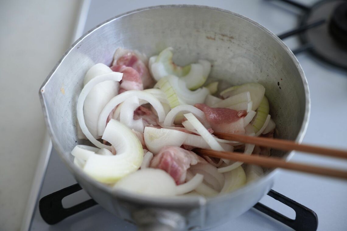 玉ねぎを投入