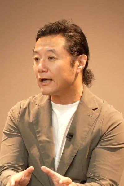 入山章栄早稲田大学ビジネススクール教授三菱総合研究所で主に自動車メーカーや国内外政府機関へのコンサルティング業務に従事した後、2008年にピッツバーグ大学経営大学院よりPh.D.を取得。ニューヨーク州立大学バッファロー校ビジネススクールのアシスタントプロフェッサーを経て、2019年より現職。専門は経営戦略論、国際経営論。著書に『世界標準の経営理論』などがある。（画像：YouTube『新規事業・人』より）