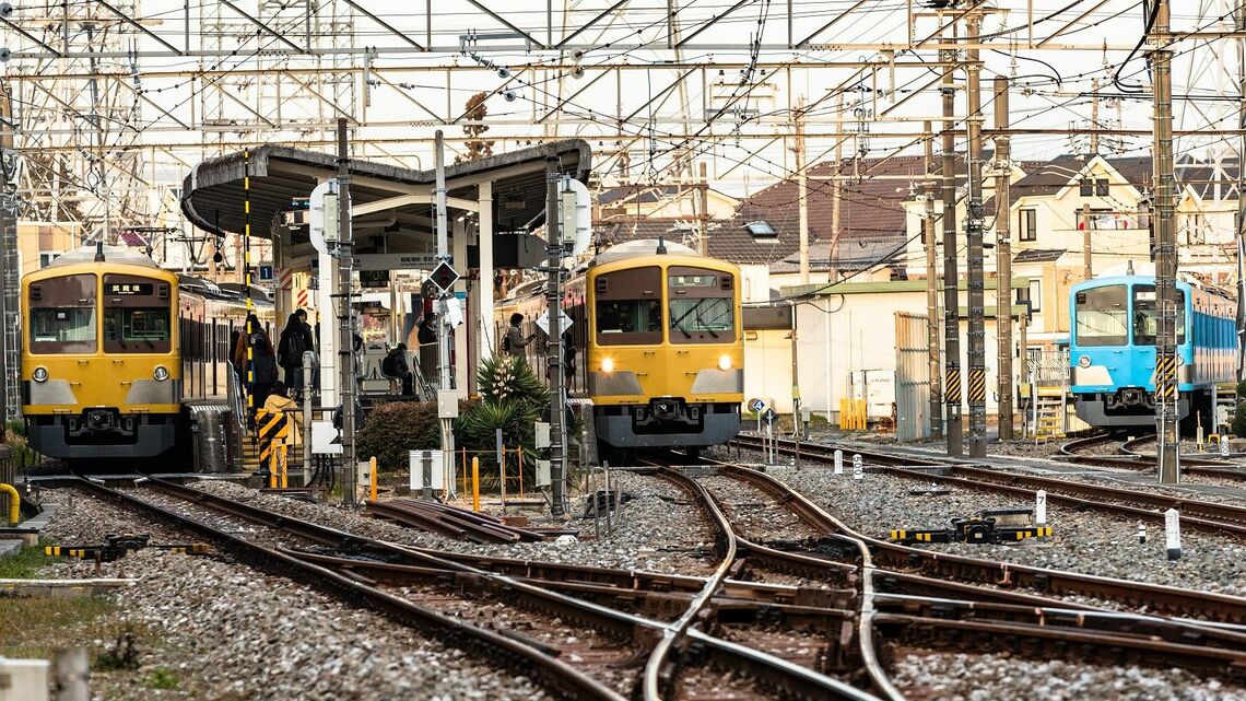 西武多摩川線は白糸台駅（写真）と新小金井駅で列車が行き違う。新101系は色違いで3パータンある（筆者撮影）